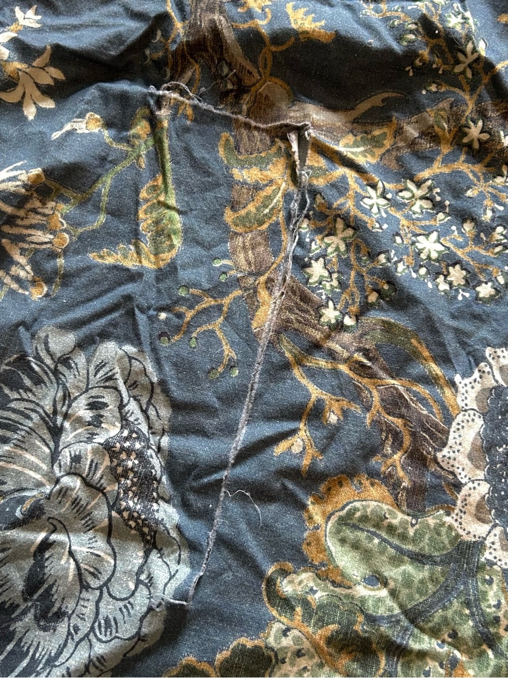 Pottery Barn “tear” Dahlia duvet king fabric - Picture 3 of 8